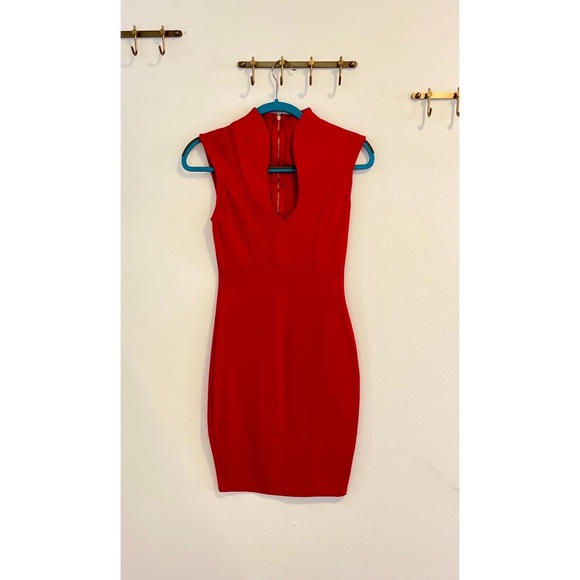 Sexy fitted popping red dress with a low V-neck - Picture 2 of 5